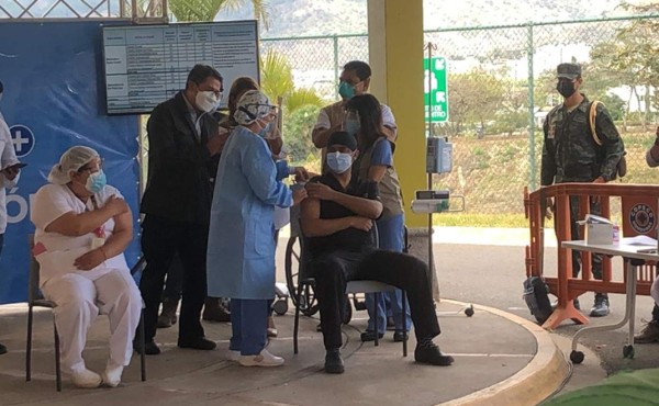 Enfermera y médico, los primeros en recibir vacuna anticovid en Honduras