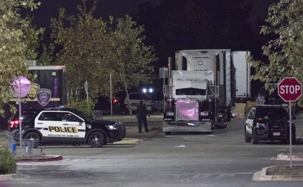 Hallan ocho muertos dentro de camión estacionado en un Wal-Mart