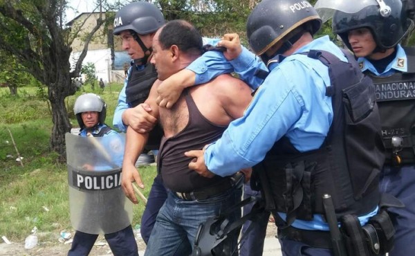 Habitantes se enfrentan a la Policía en desalojo en La Lima