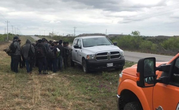 Rescatan a 21 migrantes abandonados por coyote en México
