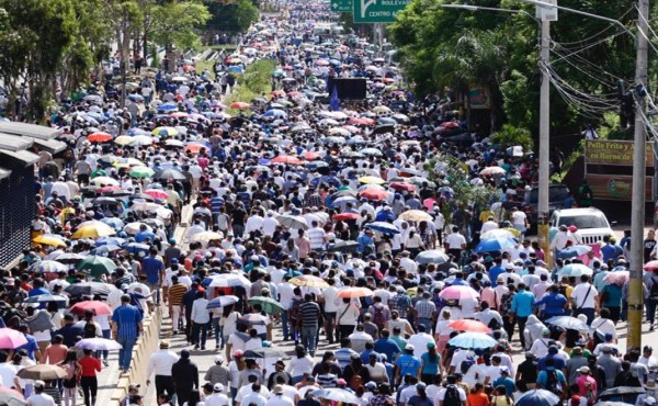 Dirigentes y militantes del Partido Nacional marchan en Tegucigalpa