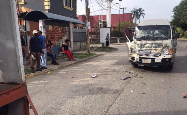 Choque entre rapidito y un camión deja varios lesionados en San Pedro Sula