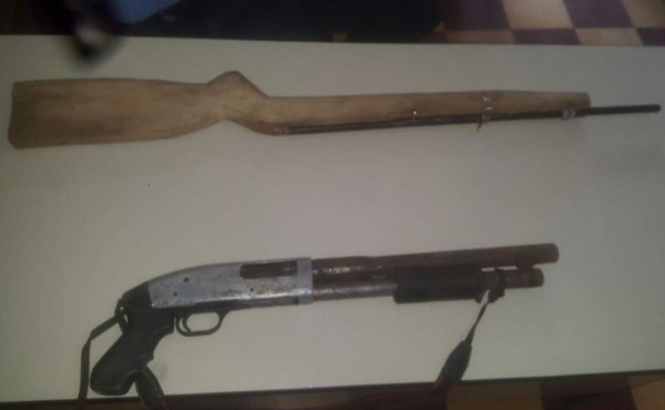 Armas encontradas en la vivienda de los sospechosos.