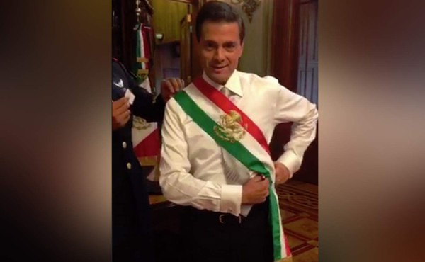 Hasta la banda presidencial se le cayó a Peña Nieto