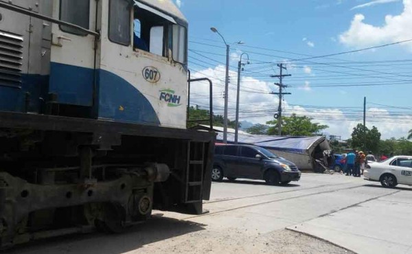 Rastra choca con tren en San Pedro Sula