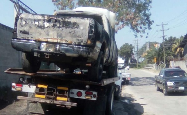 Desconocidos incendian un vehículo en San Pedro Sula