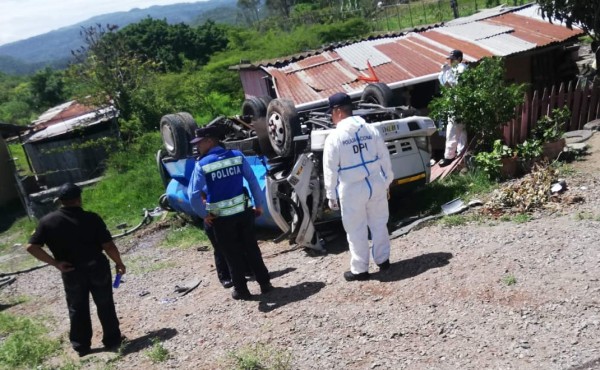 Conductor muere al volcarse con su camión en el sur de Honduras
