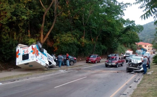 Accidente de tránsito deja una persona herida y una ambulancia dañada