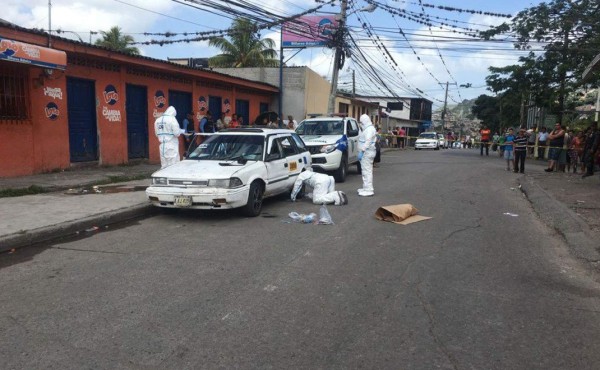 Lanzan desde un taxi dos cadáveres semidecapitados en Tegucigalpa