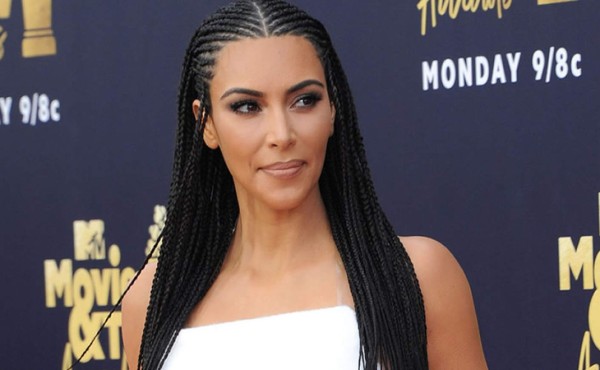 Kim Kardashian demandada por plagiar un logo para su nueva fragancia 'Vibes'