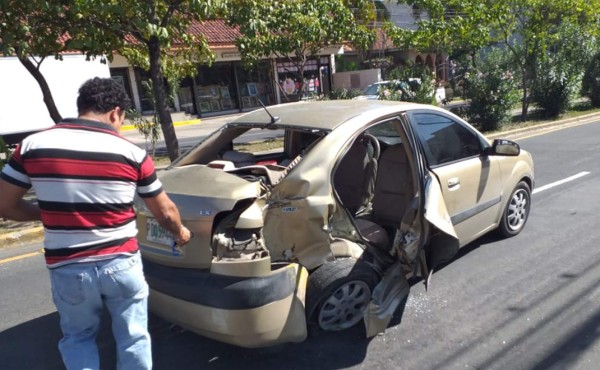 Una mujer herida deja choque entre dos carros en San Pedro Sula