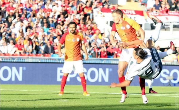 ¡Espectacular! A Ibrahimovic le bastan tres minutos para estrenarse con golazo de tijera