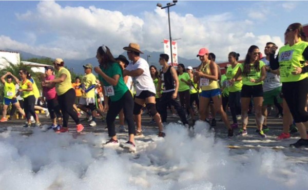 Familias sampedranas disfrutaron al máximo el Bubble Run