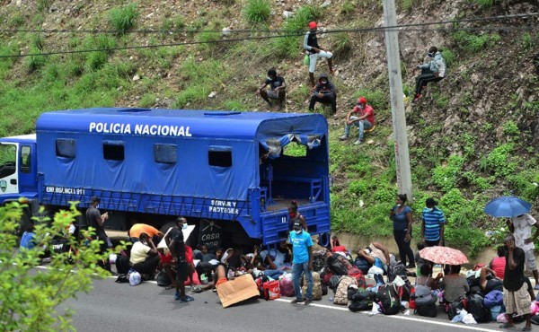 Policía hondureña frena migración de africanos hacia México