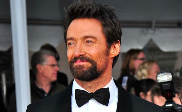 Le llueven críticas a Hugh Jackman por el saludo a un actor mexicano