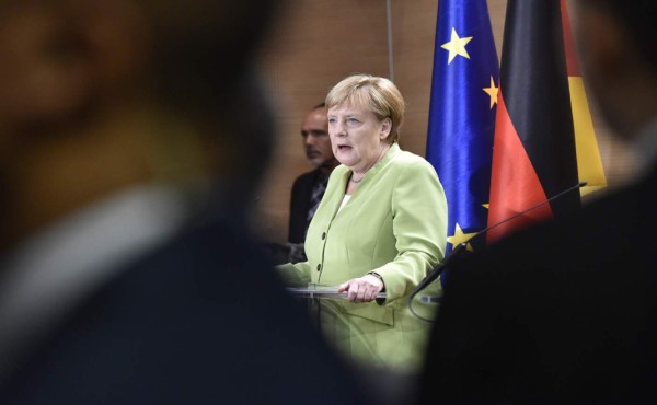 Angela Merkel despide al jefe del servicio de inteligencia para salvar su coalición