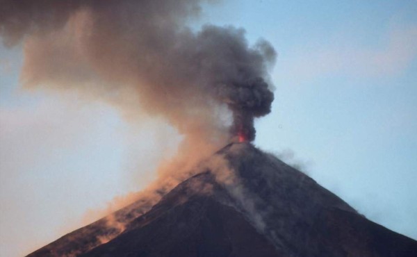 Guatemala monitorea atenta aumento de actividad eruptiva en tres volcanes