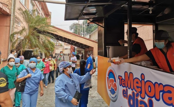 La Loto ofreció desayunos al personal del Hospital Leonardo Martínez cuyo turno finaliza a las 7:00 am.