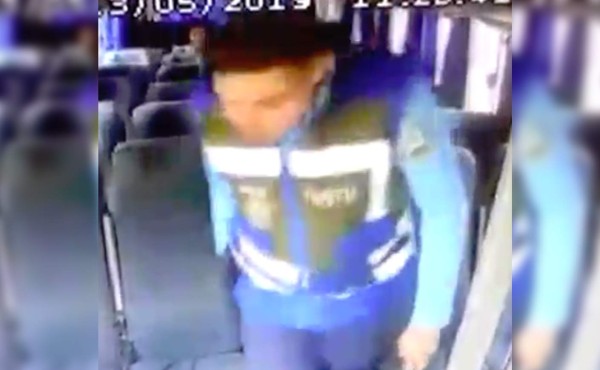 Darán de baja a policía por actos inmorales con mujer en un bus