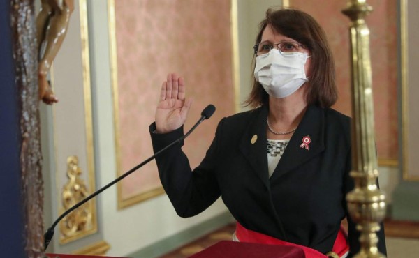 Ministra de Salud de Perú dimite tras denuncia de que Vizcarra fue vacunado