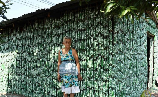 Casa de botellas, símbolo de reciclaje y coraje en El Salvador