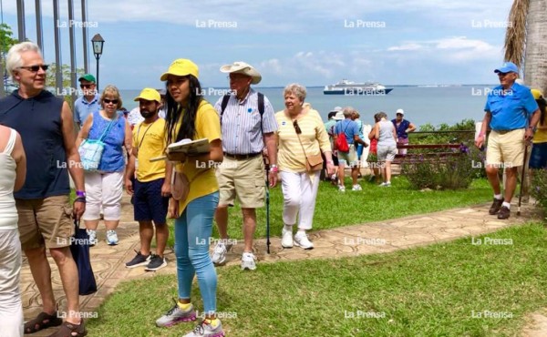 Miles de turistas llegan a Trujillo a bordo del lujoso Rotterdam   