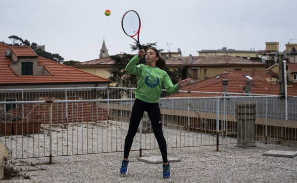 Video viral: Entre azoteas, dos tenistas italianas pelotean contra el confinamiento