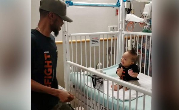Un papá emociona las redes con baile viral para su bebé con cáncer