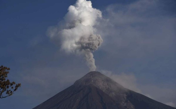 El volcán de Fuego de Guatemala mantiene hasta 12 explosiones por hora