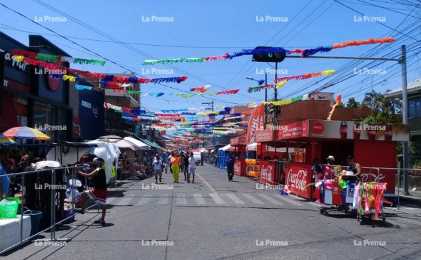 La Ceiba celebra su feria con el desfile de carrozas y gran carnaval
