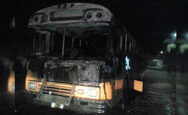 Aparece un bus incendiado en la Rivera Hernández de SPS