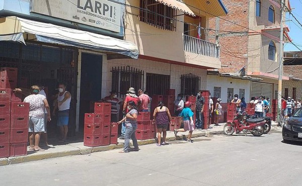 Perú: Largas filas para comprar cerveza en medio de la pandemia del COVID-19