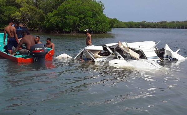 Investigan si falla en motor de avioneta causó fatal accidente en Roatán  