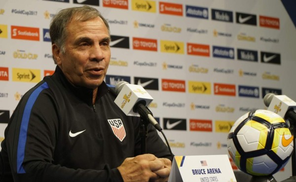 Bruce Arena renuncia como entrenador de la selección de fútbol de USA