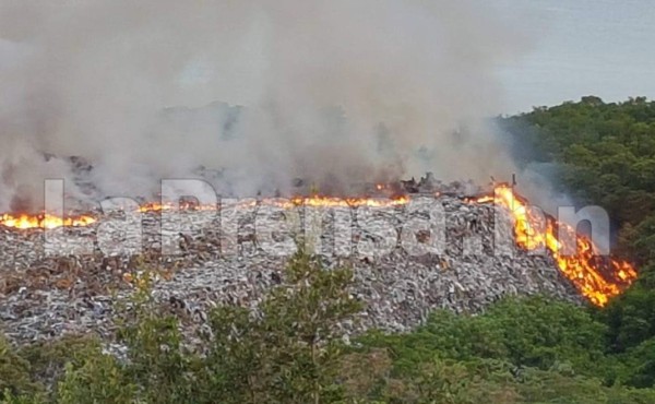 Incontrolable incendio mantiene en zozobra a Roatán