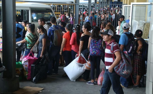 Masivo movimiento en la gran terminal de buses de San Pedro Sula  