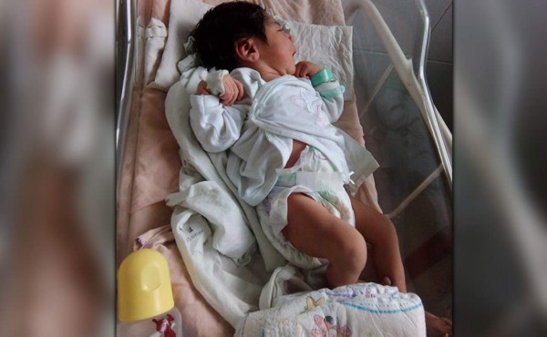 Bebé abandonado, el consentido en sala de recién nacidos del Escuela
