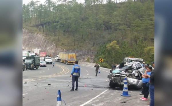 Matrimonio y un hijo fallecen en aparatoso accidente en carretera de Zambrano