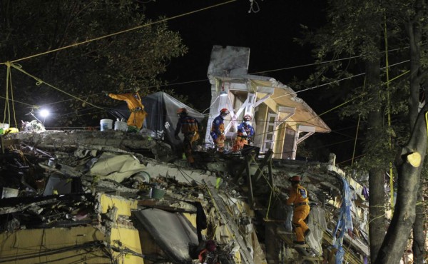 Sube a 318 los muertos por terremoto del 19 de septiembre en México
