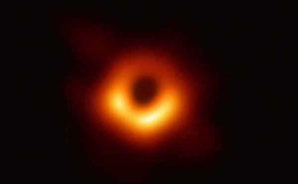 Primera imagen de un agujero negro distinguida como 'descubrimiento del año'