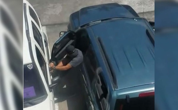 VIDEO: Captan momento en que ladrón abre un vehículo en San Pedro Sula