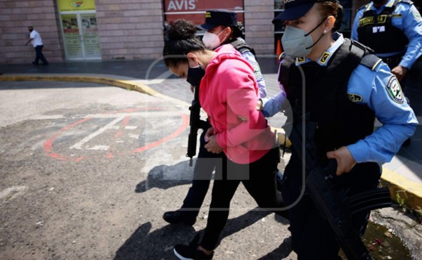 Llega hondureña extraditada sospechosa de ordenar el asesinato de dueña de hotel