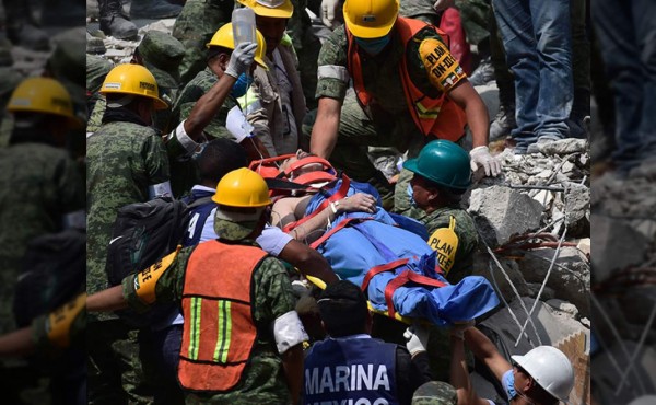 México: lo salva su celular tras quedar atrapado en los escombros por sismo