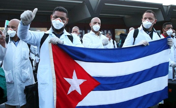 Médicos cubanos dejarán Italia tras ayudar 'gratuitamente' en la pandemia
