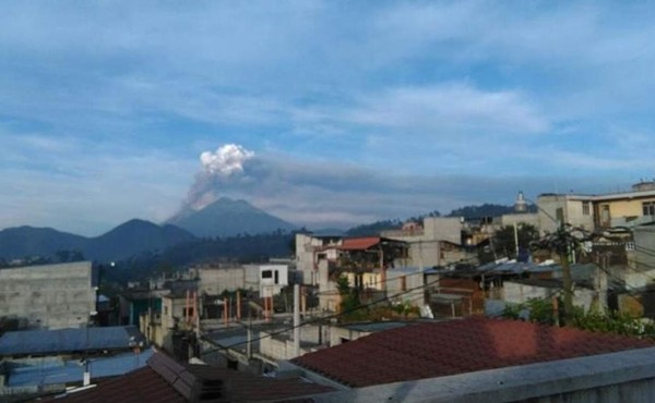 Declaran alerta en Guatemala por actividad del volcán de Fuego