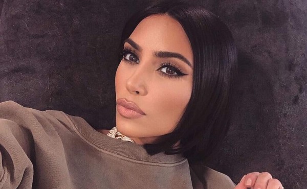 Kim Kardashian combate la psoriasis a punta de maquillaje