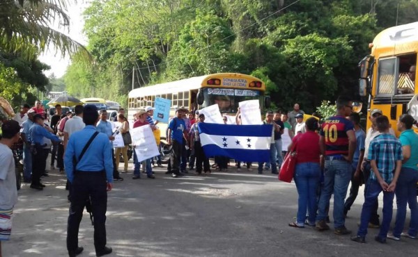 Manifestantes bloquean la carretera CA-13 en Jutiapa, Atlántida