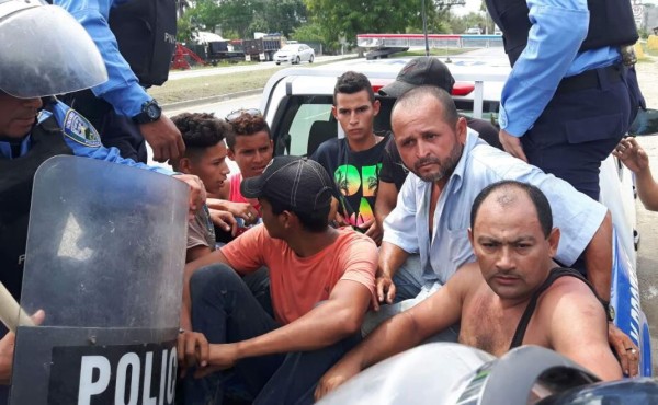 Habitantes se enfrentan a la Policía en desalojo en La Lima
