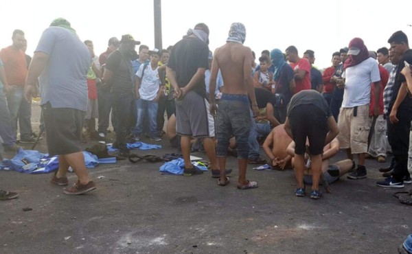 Turbas desarman, desnudan y torturan a varios policías en Pimienta