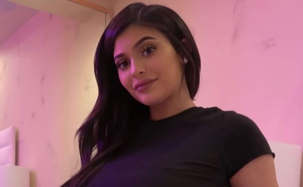 Kylie Jenner revela nombre de su hija con tierna foto